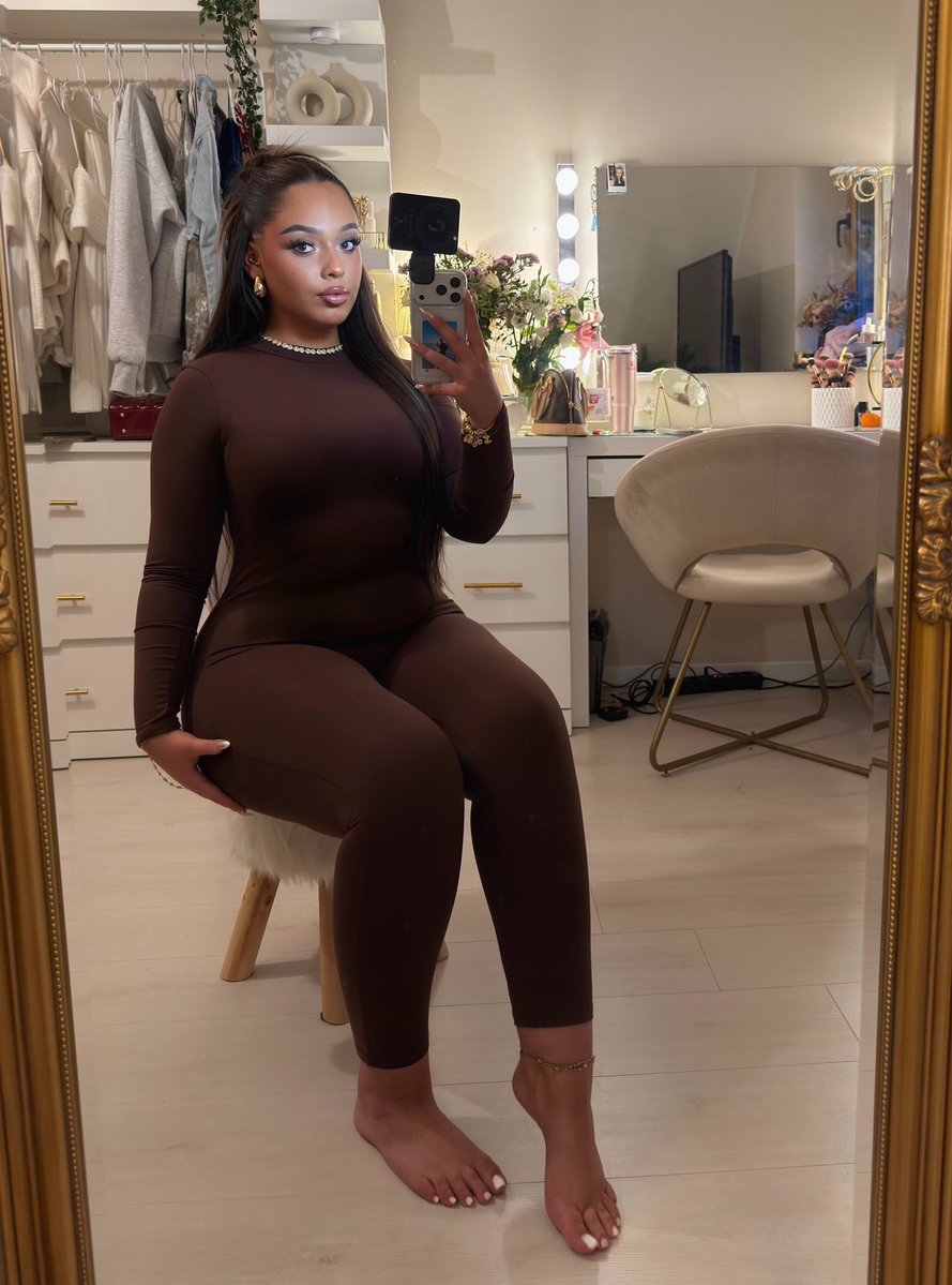 A cute face and cute toes is a deadly combo