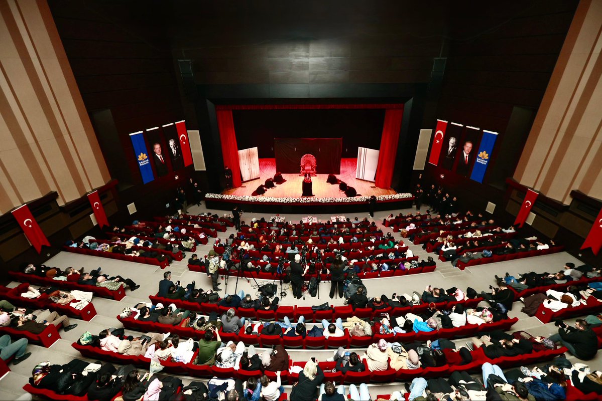 Aile ve Sosyal Hizmetler Bakanımız Sn. Mahinur Özdemir Göktaş’ın teşrifleriyle; Tiyatro Akademimiz tarafından hazırlanan “Bizim Evin Hikayesi” Gala Programı’nı büyük bir coşkuyla gerçekleştirdik. 🎭

“Aile ve Nüfus 10 Yılı” temasıyla sahnelenen bu anlamlı eserde; medeniyet