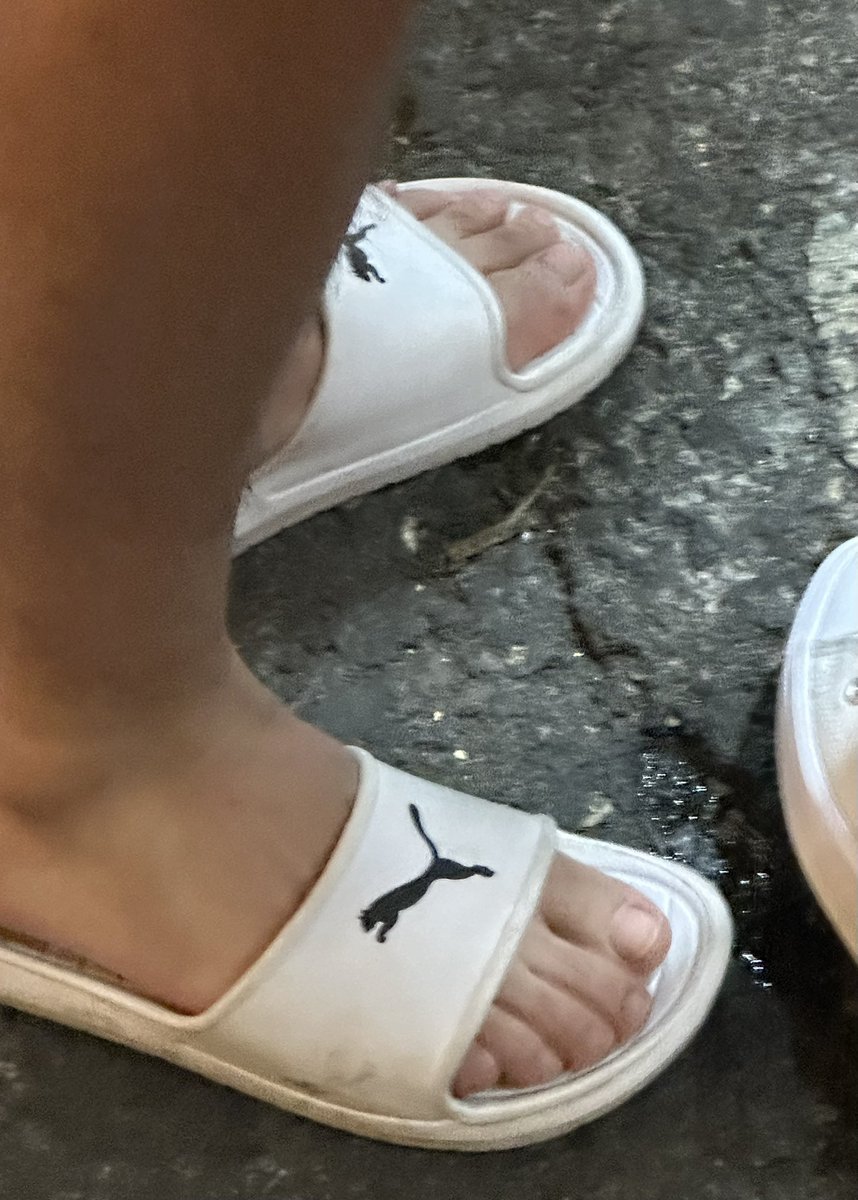 SlideFetishMX's tweet photo. PAPARAZZI PATAS 🤤🦶🏼🦶🏼🩴🩴 #Slides #Sandals #Pies #Patas #Chacal #Macho #Paparazzi #Feet #Fetish #Fetichista #Morbo #Chanclas #Calectines #Espiando #GaySpy #chacales https://t.co/nlWlgPfJmn