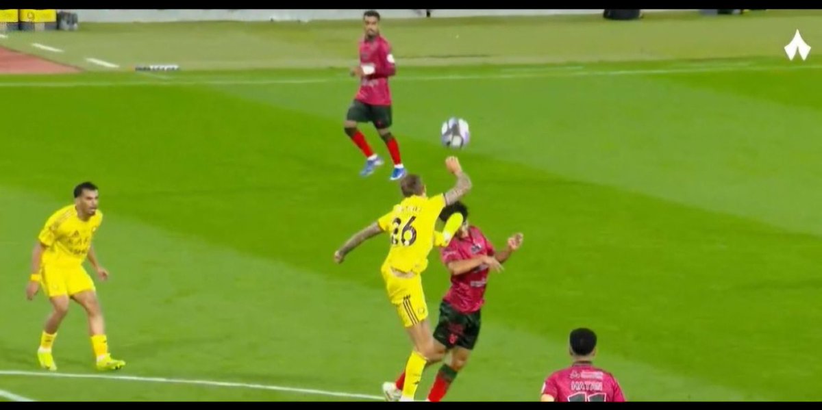 #النصر_الخلود

واضح لاعب الخلود قصير عشان كذا قدم لاعب النصر بخشم لاعب الخلود 😂