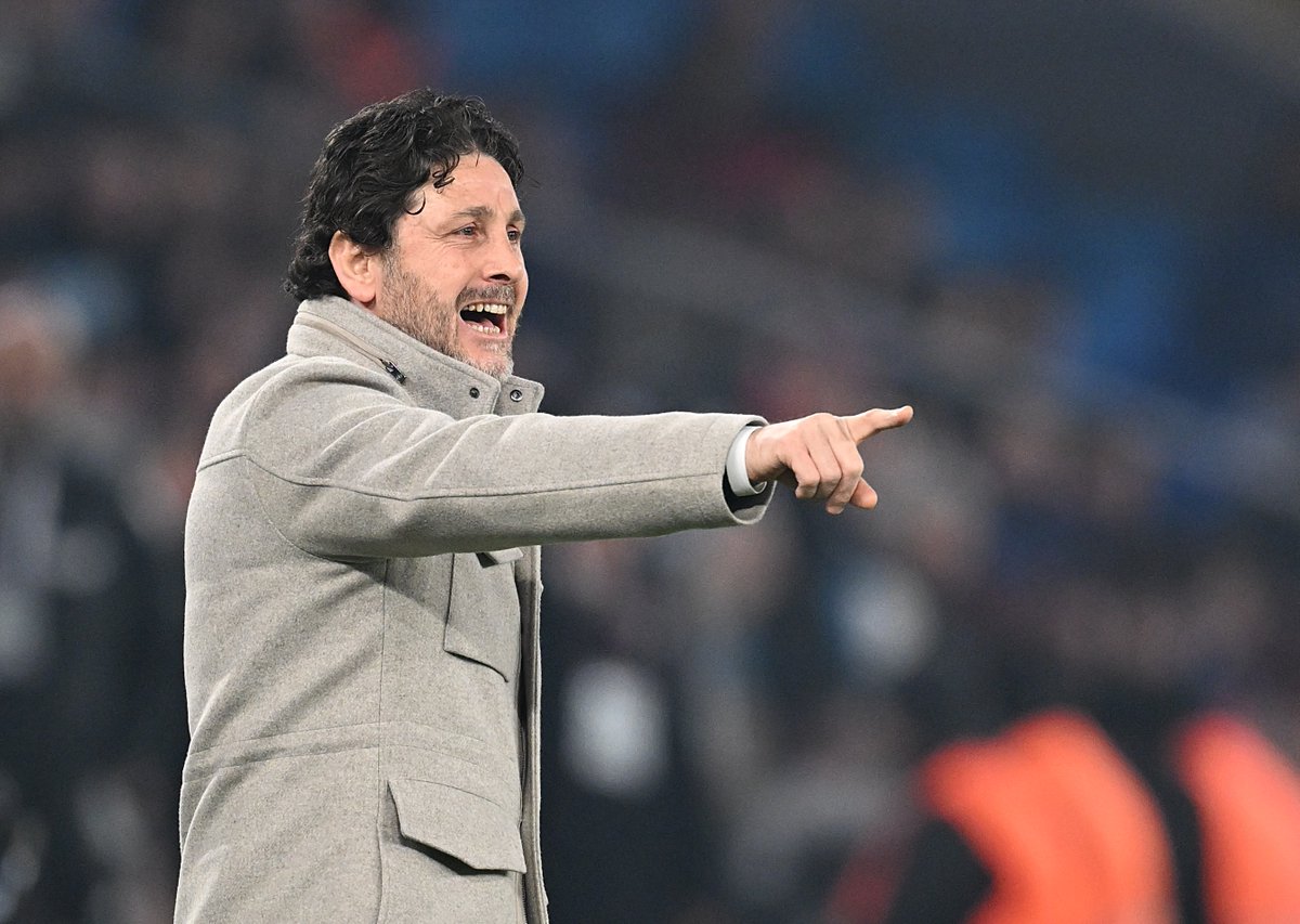 Ligde zirveye oynarken kovulurum korkusu yaşayan tek teknik direktör 👇🏻

Yaşadığı korkuyu sonunda gerçeğe dönüştürecek 👏🏻👏🏻