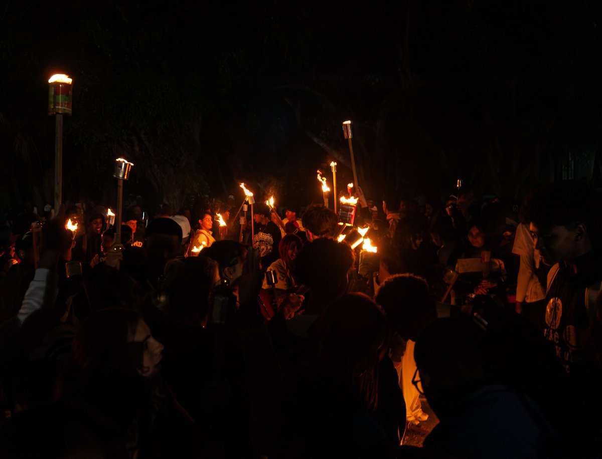 FornarisGarcell's tweet photo. Mi experiencia personal y como fotógrafo en la marcha de las antorchas.
Momento en que los jóvenes cubanos encienden sus antorchas justo antes de iniciar la marcha en conmemoración del natalicio d José Martí. 
Nikon D700 + afs Nikkor 18-35mm f/3.5-4.5G ED https://t.co/yThOO3QkZ1