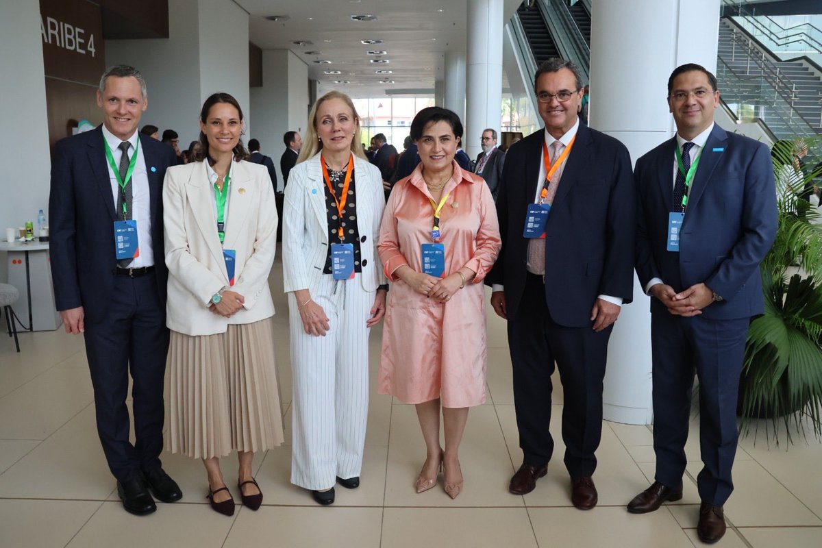 Con <a href="/KittyvdHeijden/">Kitty van der Heijden</a> me reuní con <a href="/gabisommerfeld/">Gabriela Sommerfeld</a>, canciller de Ecuador, en el Foro <a href="/AgendaCAF/">CAF</a>. Reafirmamos la importancia de impulsar la colaboración entre sectores, mediante finanzas innovadoras para la niñez.
Cuenten con UNICEF para seguir colaborando en la agenda de infancia.