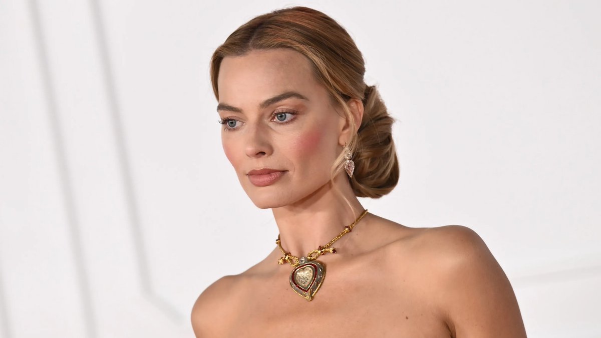 Margot Robbie wore the Mughal diamond owned by Empress Nur Jahan (1577-1645) worth $8 million. 

• The diamond was looted by British colonizers and later sold in the United States, then France.