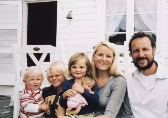 stammebark's tweet image. Crown-princesess Mette Marit of Norway took her kids to Epstein