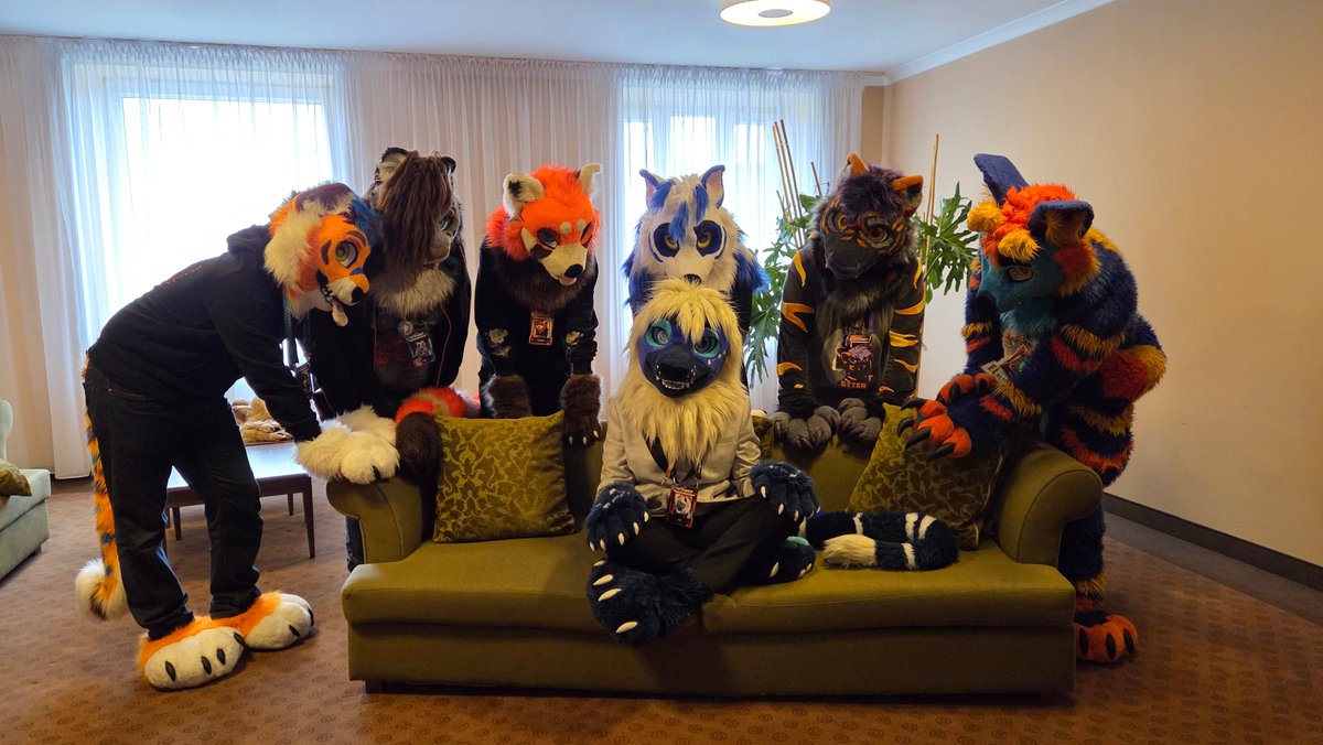 Oh nooooo, I think I'm in danger😖

📸Zoraris_lynx on tg
#FursuitFriday