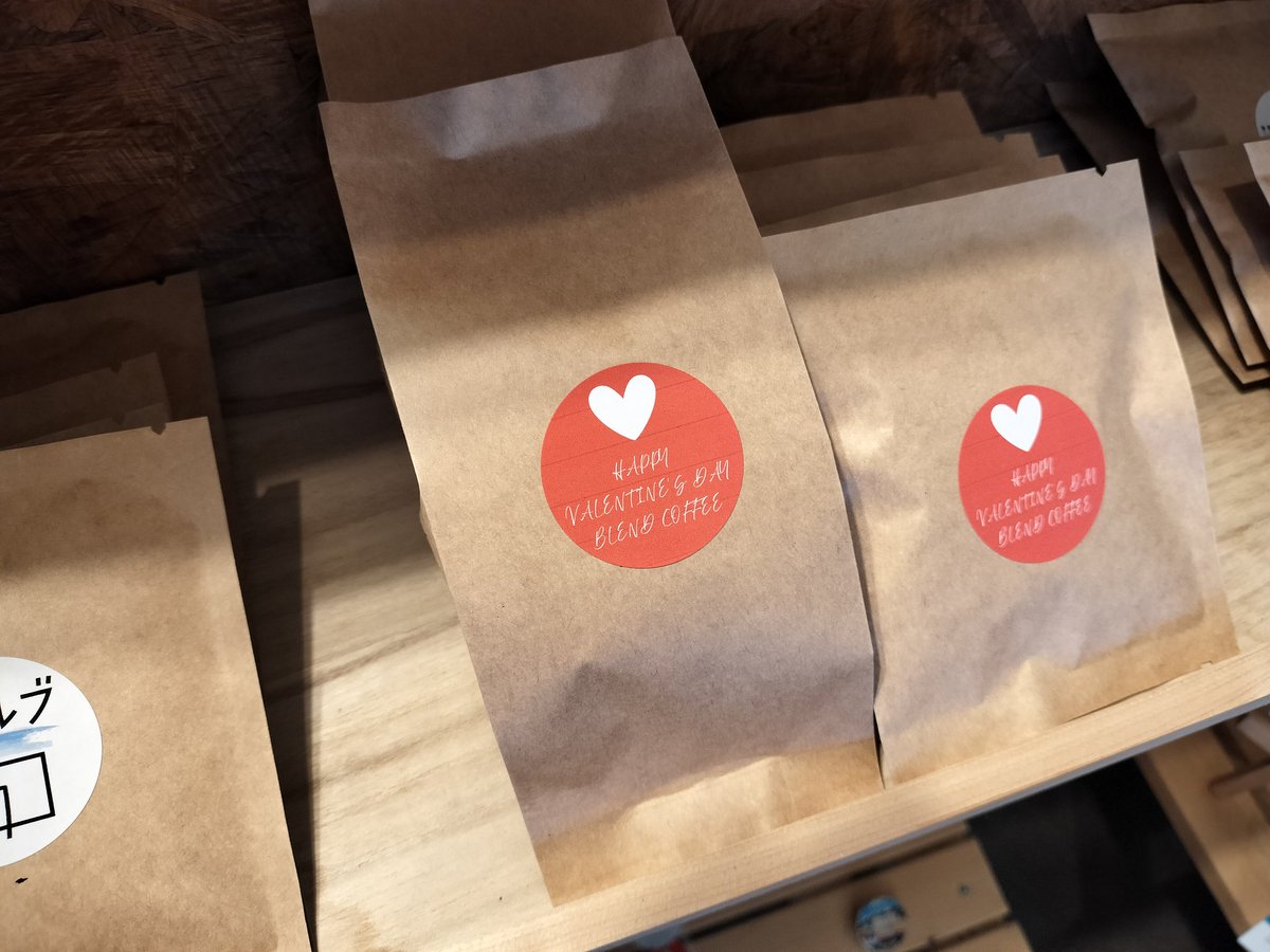 おはようございます❗️
しかしよく降りますなー、な今朝の花銀でございます❄❄❄
さて、本日よりバレンタインデー・ブレンドを販売しております♥
今年は濃厚なチョコ系というよりベリーが乗ったライトなショコラケーキのイメージです🍰
是非この機会にお試し下さい☕