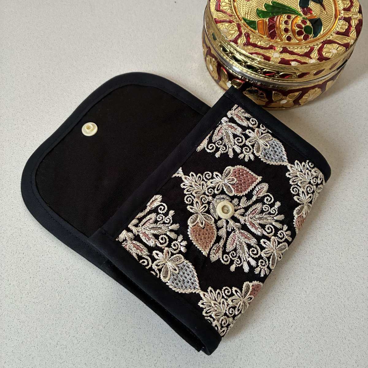 ii00ii6m's tweet photo. いちご刺繍のミニ財布出品しました

https://t.co/E3K5YQsJNh https://t.co/EYGCHRfE7G