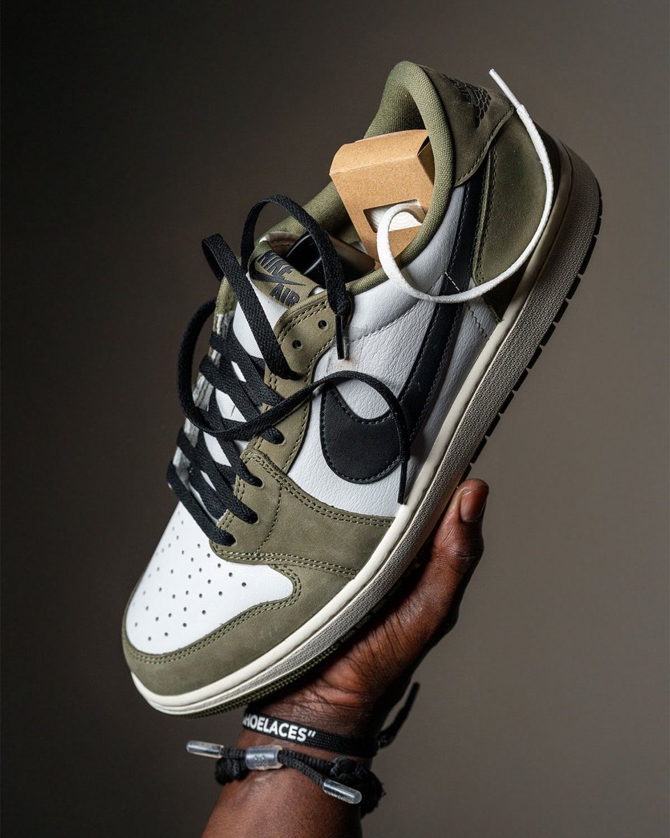 JustFreshKicks tweet media