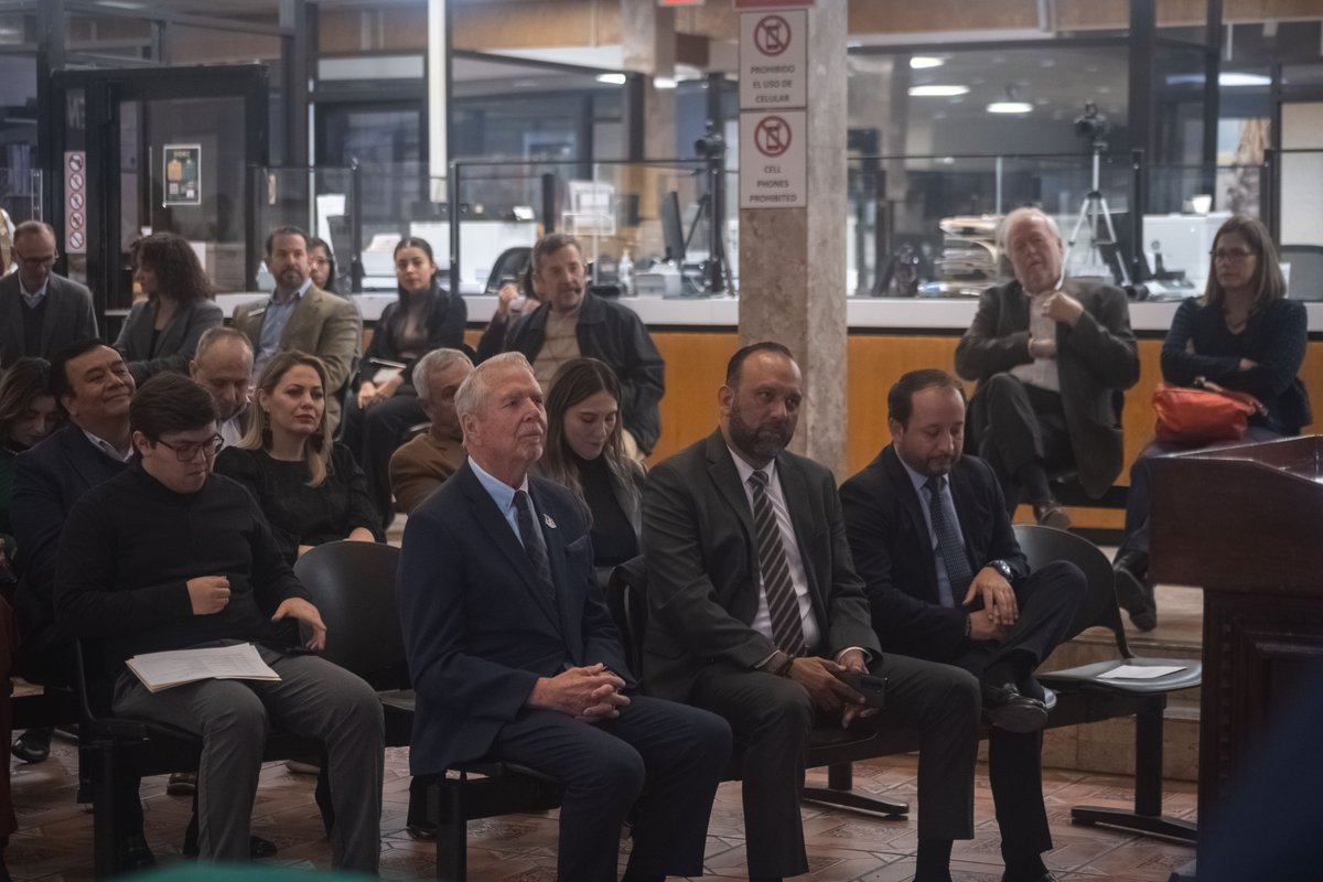 DesecJuarez's tweet photo. En colaboración con el Consulado General de México en El Paso, The Borderplex Alliance y El Paso Chamber, presentamos la edición en inglés de nuestro libro “El Futuro Norte”, un ensayo de historia económica sobre la región del Paso del Norte.

#ImpulsandoElFuturo #PasoDelNorte https://t.co/h4xAM1WiqV