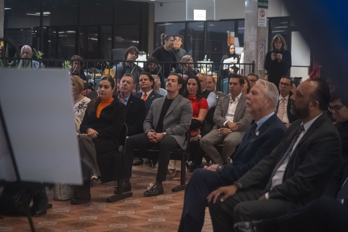 DesecJuarez's tweet photo. En colaboración con el Consulado General de México en El Paso, The Borderplex Alliance y El Paso Chamber, presentamos la edición en inglés de nuestro libro “El Futuro Norte”, un ensayo de historia económica sobre la región del Paso del Norte.

#ImpulsandoElFuturo #PasoDelNorte https://t.co/h4xAM1WiqV
