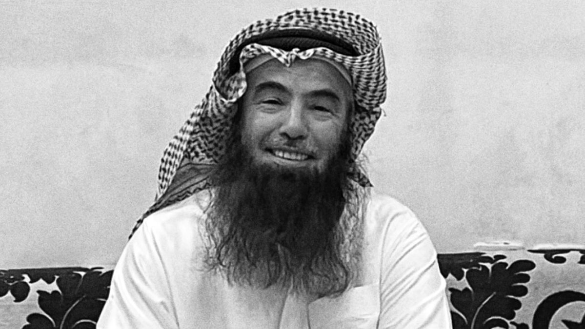 هـذي اللي غلاهـا مايـبي قول قايـل
هذي اسباب غيضي والرضا والهيام

هذي رسومها بـين الضلوع النـحايل
هذي اللي على صدر القصيده وسام

الاصايـل يجنـك مثـل اهلهن اصايـل
      والوكاد انهـا منهن بليا كـلام

يوم فلت على الخصر النحيل الجدايل
واستـدارت خجل مدري تصنـع غـرام