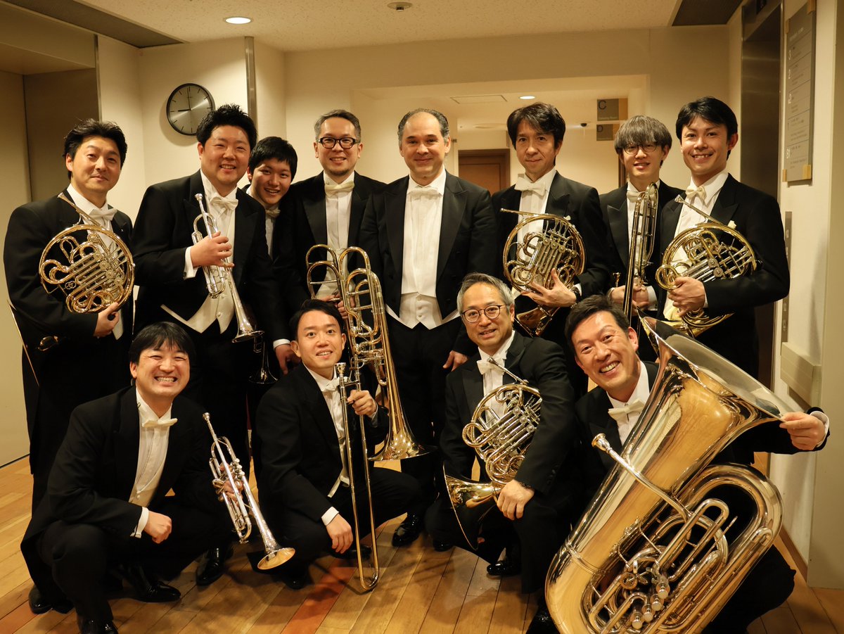 NHKSO_Tokyo's tweet photo. #N響 第2056回 定期公演 Bプログラム 2日目
2026年1月30日(金)
サントリーホール
#nhkso #TuganSokhiev 
バックステージでの一コマ📸
終演後 #トゥガン・ソヒエフ は金管楽器奏者が集うステージ上手側をわざわざ訪れ、一緒に記念写真を撮影！
この演奏会で大活躍のメンバーをねぎらいました。
この写真に収まっているのは、左から #木川博史(ホルン)、#安藤友樹(トランペット)、#長谷川智之(トランペット首席)、#藤井虹太郎(トランペット)、#黒金寛行(トロンボーン)、#古賀光(トロンボーン首席)、ソヒエフ、#今井仁志(ホルン首席)、#勝俣泰(ホルン)、#池田幸広(テューバ)、#熊井優(ホルン／ゲスト)、#髙瀨新太郎(トロンボーン／ゲスト）です。