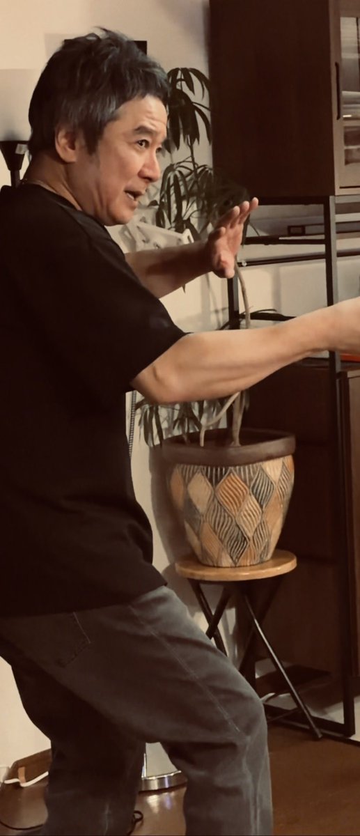 kazz_nishikiori's tweet image. 撮影風景を横から撮影、って感じです。
何か振ってる様ですが、顔つきで分かりますね。
^ ^
答えは、部屋の中で振り回すと、お母さんに怒られる物です。
YouTubeを見ると、スゲ〜振り方が出来る人が沢山居ます。…