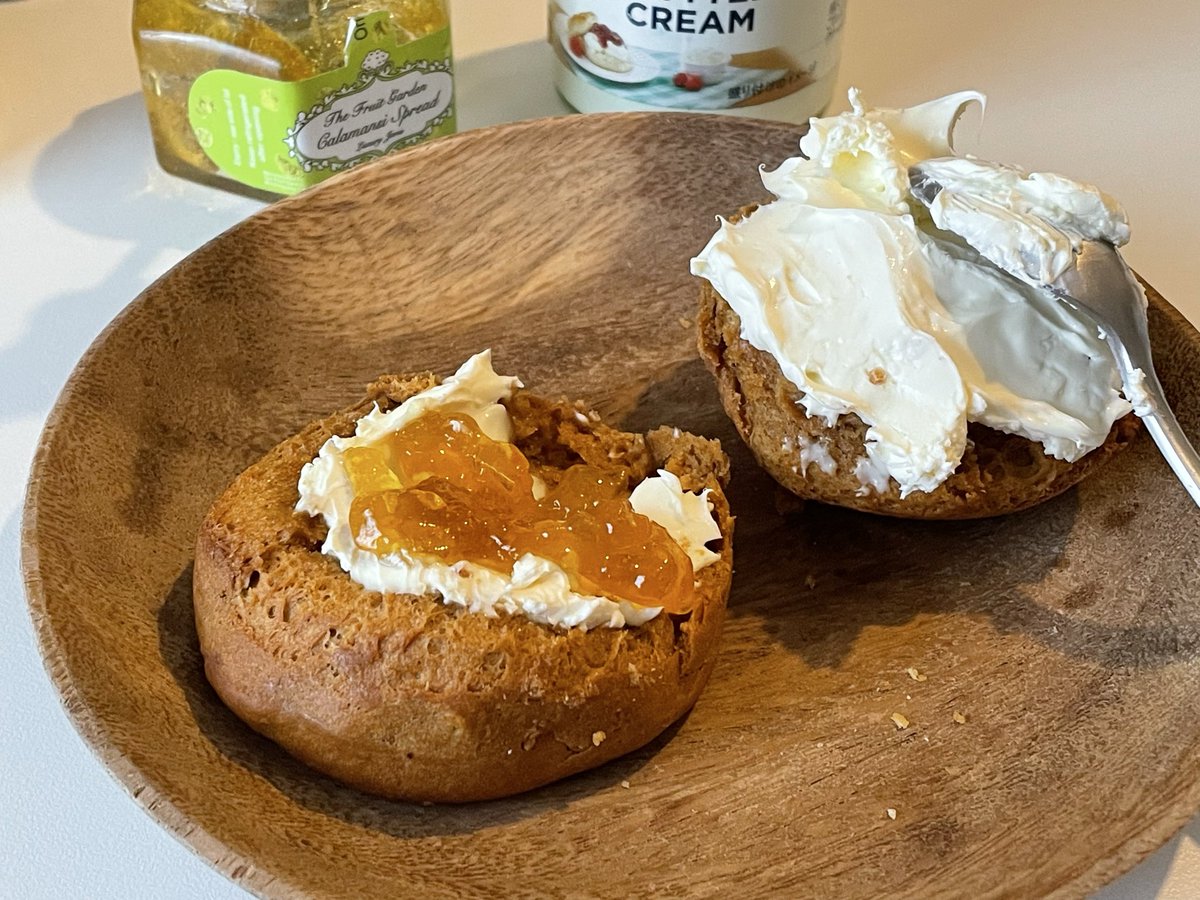 最近の私の朝ごはん
朝からクリーム食べても大丈夫な胃に感謝🙏✨
塗りやすさ重視でいつもデヴォン式
日本メーカーのクロテッドクリームも使ったけれどイギリスメーカーの方が発酵？っぽさがなくて美味しい
今日も寒くてまだ家を出られない