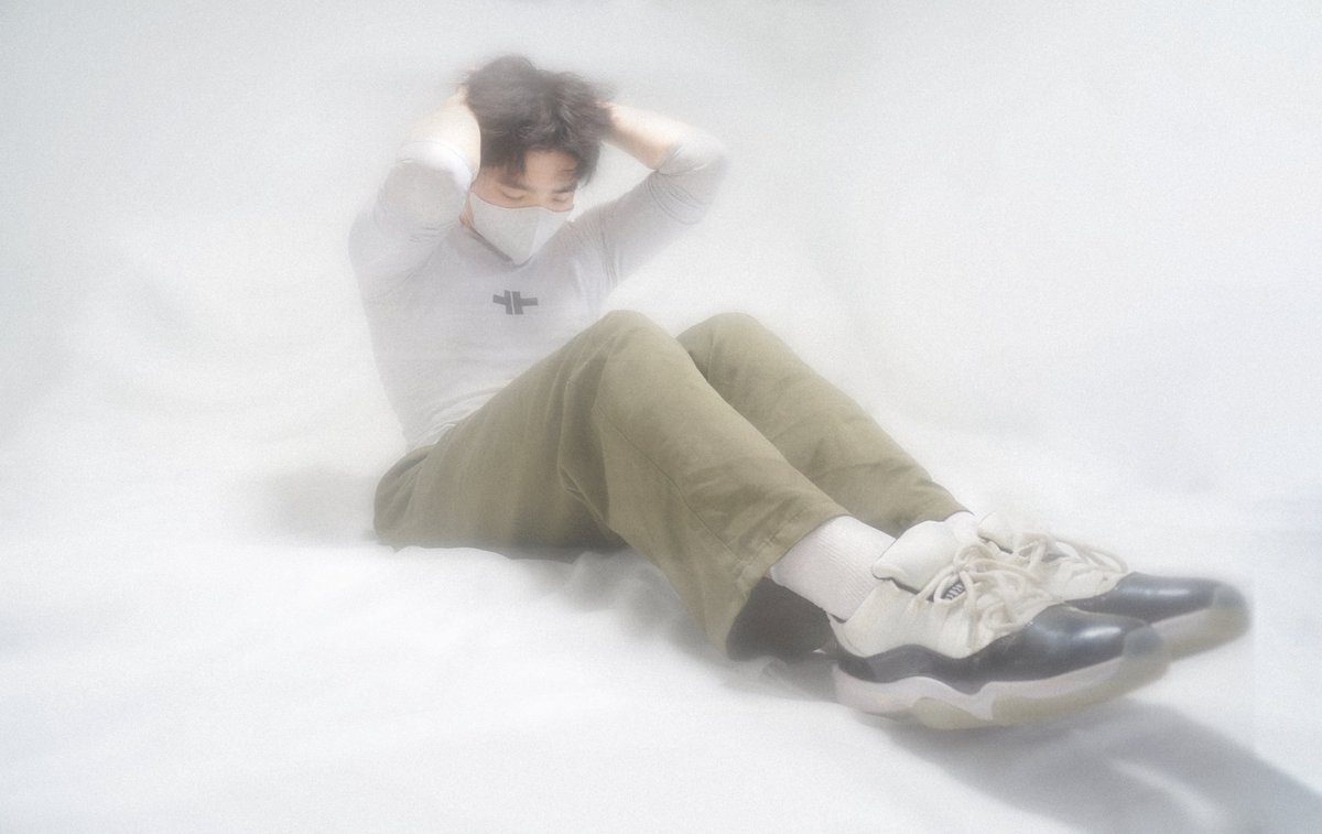 50shadesock's tweet photo. “颜人中”弟弟的健身白袜，趁着脚底温热赶紧脱下
Taking off his shoes right after training, while his socks are still warm and soft

全长视频可私信或QQ咨询
For full videos, please DM or QQ https://t.co/dv2Ssq7nPy