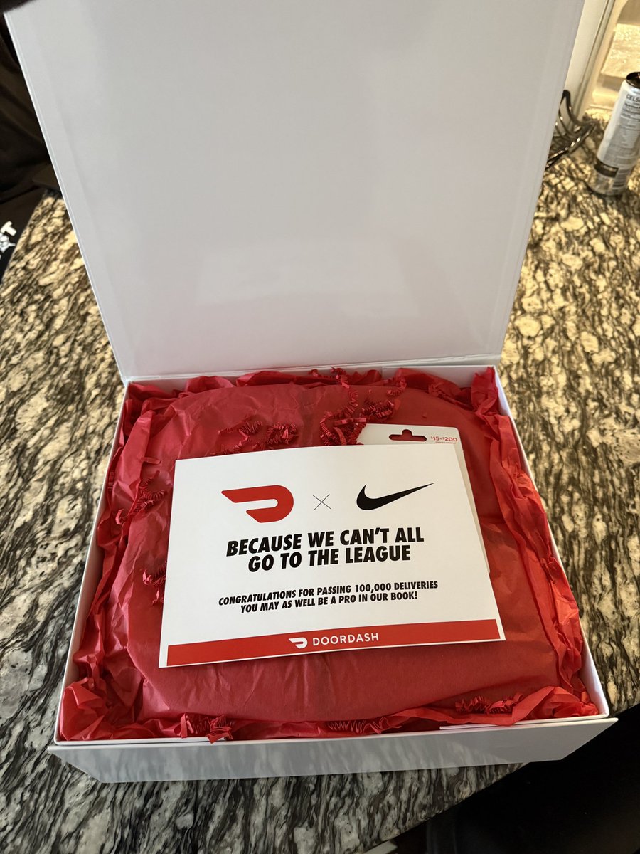 SoleRetriever's tweet image. JUST DASH IT: Door Dash blessed him with custom Nike Tech Fleece for hitting 100,000 deliveries 😂🔥

📷 @YoungMantis2