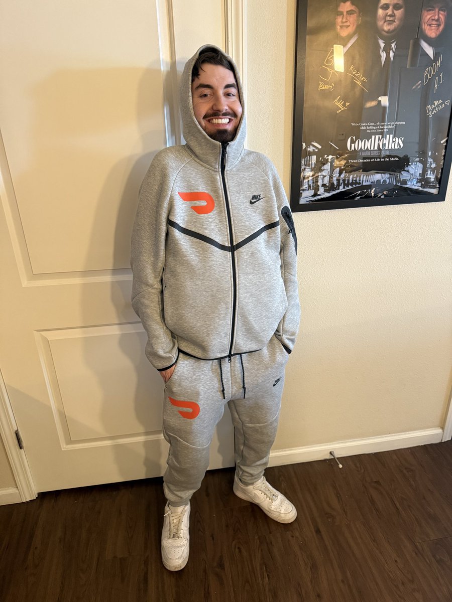 SoleRetriever's tweet image. JUST DASH IT: Door Dash blessed him with custom Nike Tech Fleece for hitting 100,000 deliveries 😂🔥

📷 @YoungMantis2