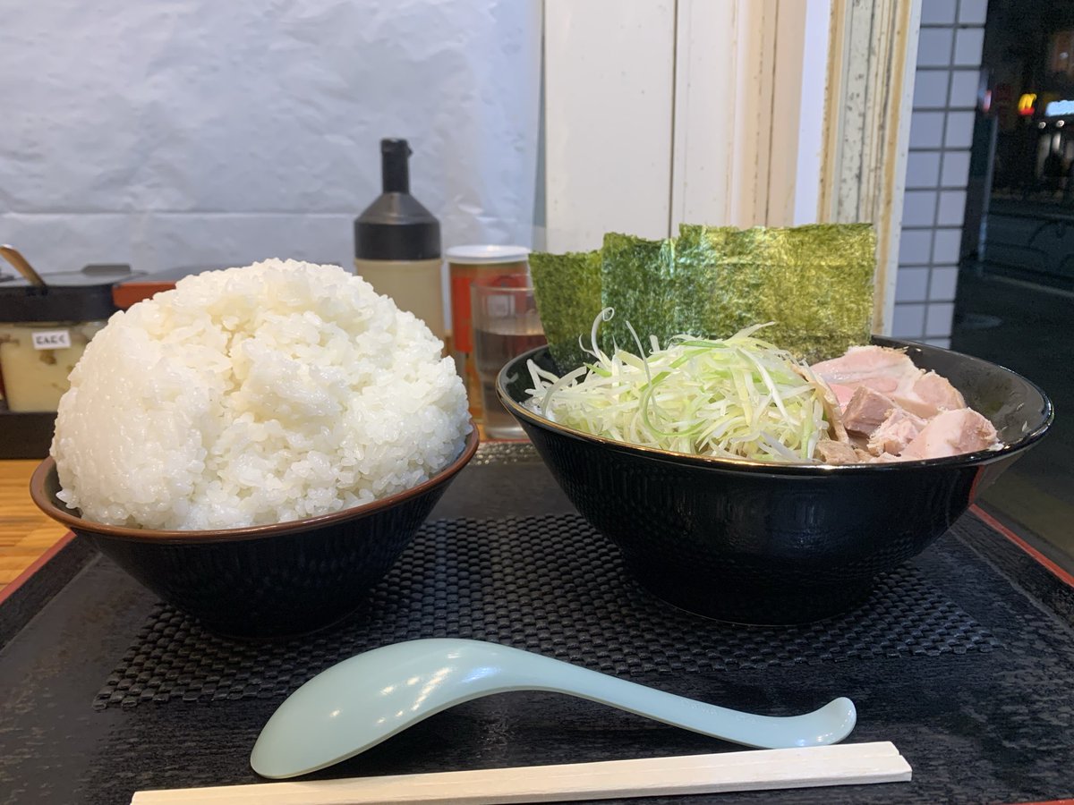 eichananan2020's tweet photo. 「白髪ネギ」が出るということで仕事後に伺った見田家さん🤭
「硬濃い抜き白髪ネギ追加🍜大盛🍚」を頂きました😉
初の白髪ネギでしたが美味しく頂きました😋
大将のお心遣いにも感謝です🥹
また来週もよろしくお願いします😋

#見田家　#nerimamitaya #ラーメン　#練馬　#練馬ラーメン https://t.co/7fbD1efXUy