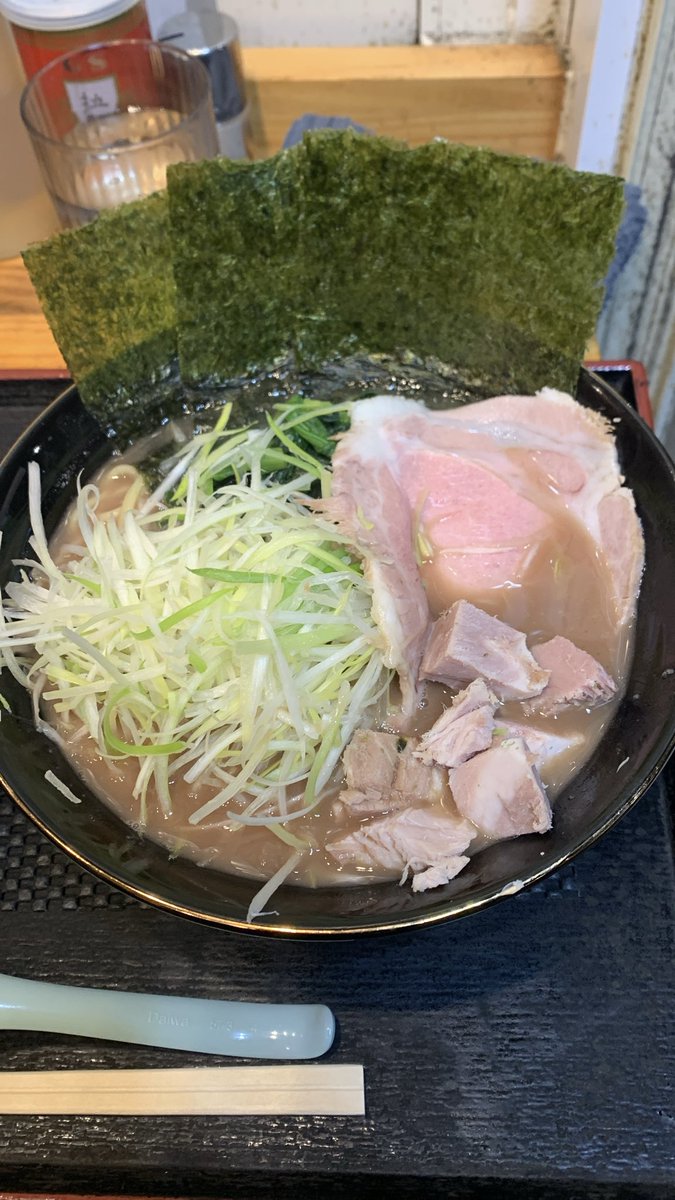 eichananan2020's tweet photo. 「白髪ネギ」が出るということで仕事後に伺った見田家さん🤭
「硬濃い抜き白髪ネギ追加🍜大盛🍚」を頂きました😉
初の白髪ネギでしたが美味しく頂きました😋
大将のお心遣いにも感謝です🥹
また来週もよろしくお願いします😋

#見田家　#nerimamitaya #ラーメン　#練馬　#練馬ラーメン https://t.co/7fbD1efXUy
