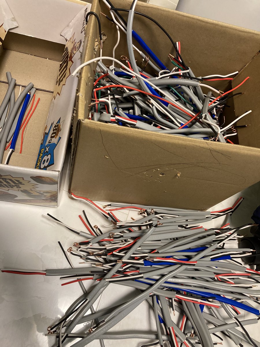 maho_7's tweet photo. 電気工事士の技能の練習で使った電線、けっこうな量あるな😅とりあえず整理して片付ける！ https://t.co/d8t90w9lqi