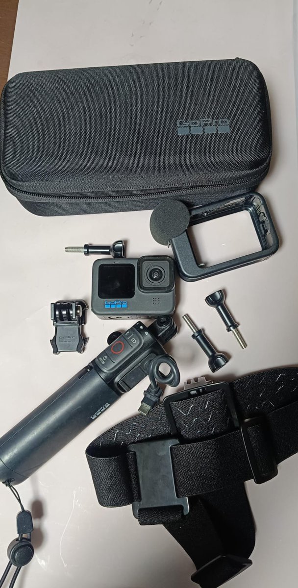 Gopro es la black 10, tiene el gopro Volta que es un pila y tripié con soporte, además de accesorios 
Excelente condición (usado) $8500 y 3 meses sin intereses