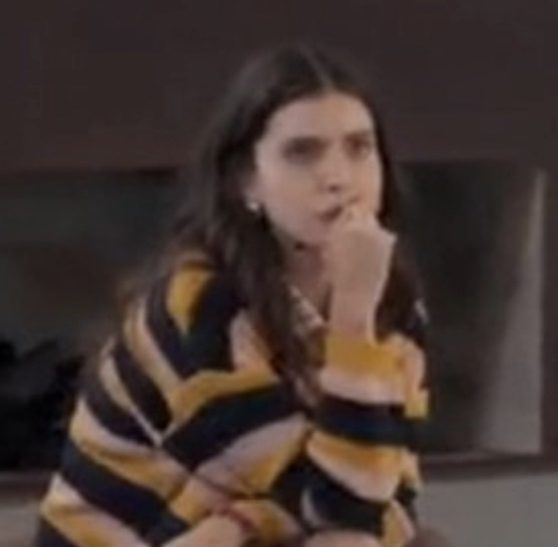 eu e minha namorada vendo a novela na sala e meu pai aparece bem na hora que loquinha tava numa pegação