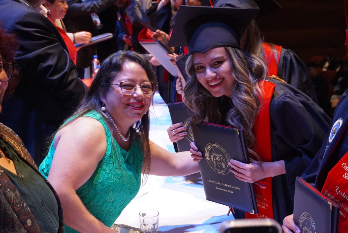 enlineauce's tweet photo. ✨🎓 HOY HICIMOS HISTORIA EN LA UCE 🎓✨
Hoy no fue un día cualquiera.
Hoy la Modalidad en Línea de la Universidad Central del Ecuador marcó un hito histórico 💙

📢 Se celebró la ceremonia de graduación de la primera cohorte de la carrera de Comunicación – Promoción 2025. https://t.co/X9er5kg0r4
