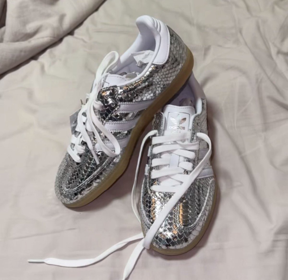 já tenho meu tênis pra together together, achei ele bem: 🪩🪩🪩