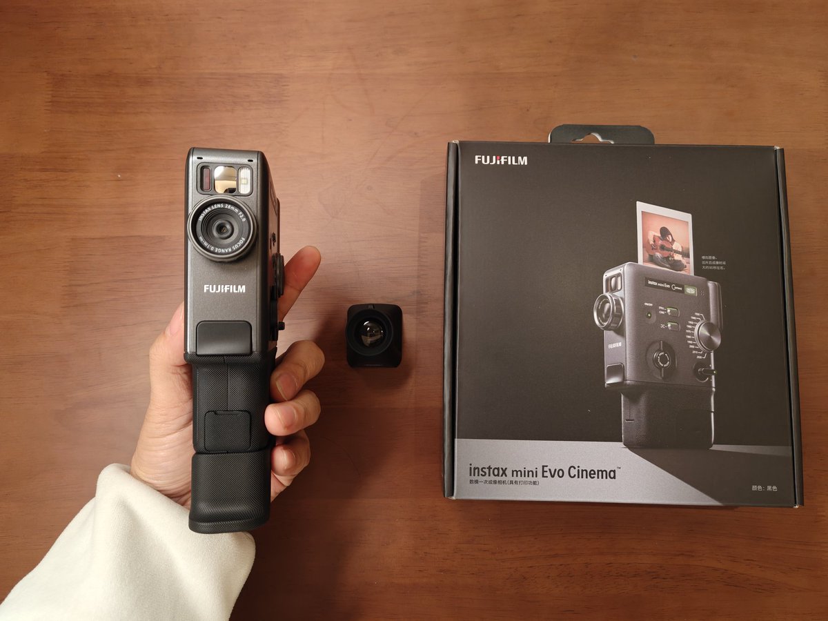 smartphonesfans's tweet photo. Fujifilm instax mimi evo cinema hands on. #fujifilm #instantcamera https://t.co/juKiiB747n