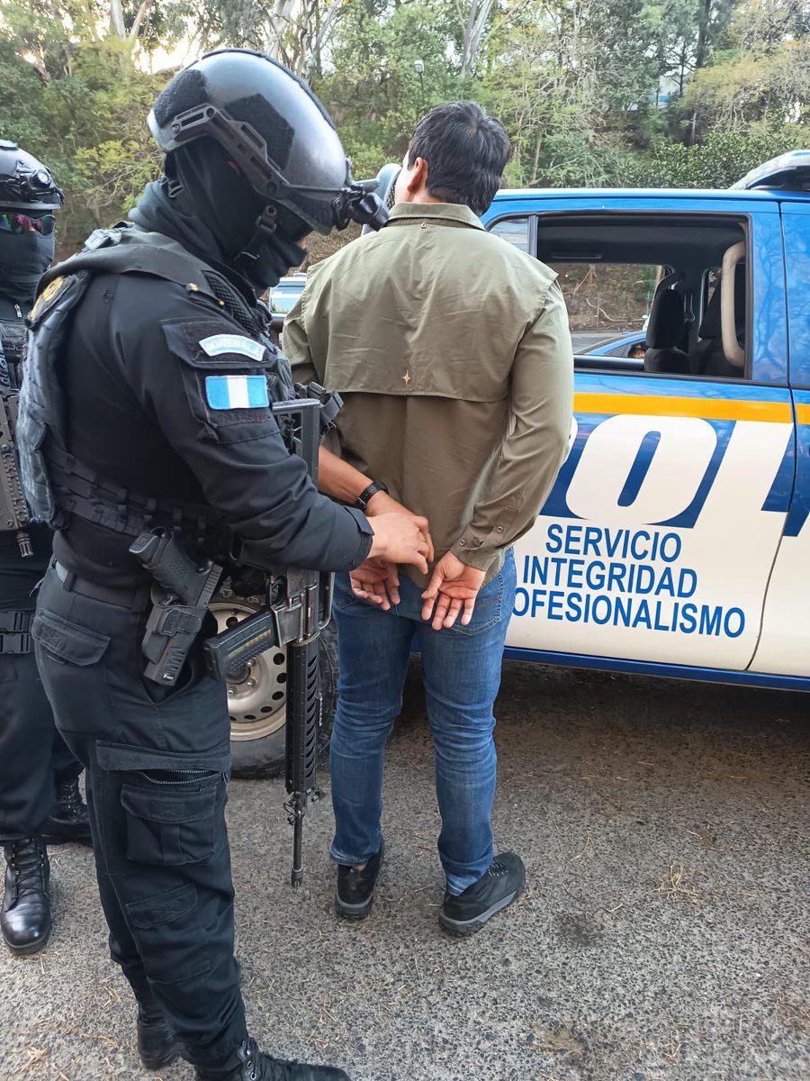 Detenido en zona 10 
Erick Neftalí Medina García, de 34 años, nacionalidad Mexicana.

*MOTIVO* 
Por tener orden de captura con fines de Extradición hacia los EE.UU. por el delito de:
*Cospiración para importar a EEUU al menos 5 kilogramos de Cocaína .