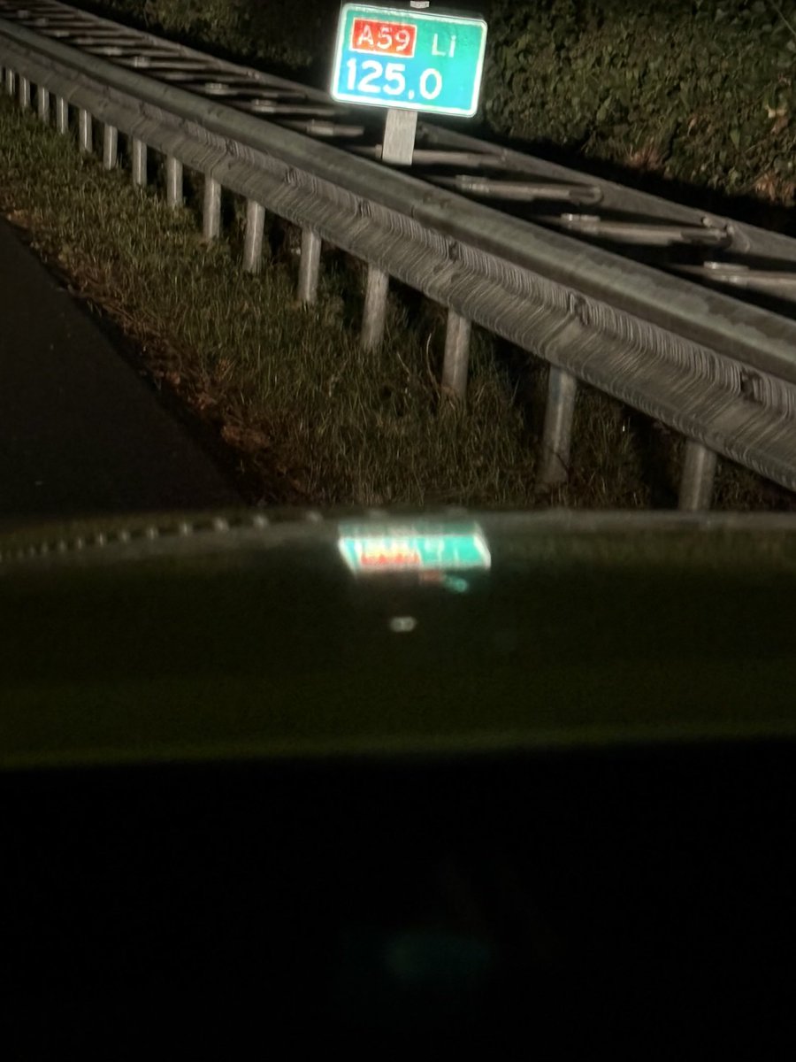 Passagier valt uit rijdende auto op A59 bij Vlijmen