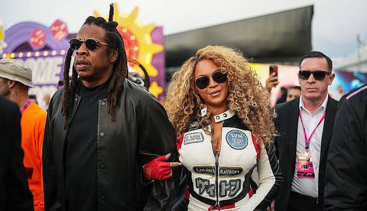 popverseHD's tweet photo. BOMBA 🚨 Jay-Z teria sido citado em novos arquivos do bilionário e predador Jeffrey Epstein

Uma menor de idade acusou o rapper de ter participado de uma festa ao lado do presidiário Harvey Weinstein - produtor condenado por v1*l3nc*4 s*x*al - na mansão de Epstein. Na ocasião, a suposta vítima teria sido v1oI*nt*d4.

Anteriormente, o marido de Beyoncé foi acusado de participar das “festas brancas” do também presidiário, acusado de tráfico s*x*4l e pr0s*1tu*ção, Diddy.