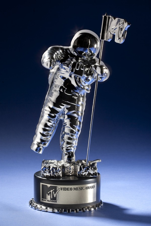 CompSciFutures's tweet photo. 𝗢𝗡 𝗠𝗧𝗩 𝗩𝗠𝗔𝘀
I used to be surrounded by #Tonis, #Emmys and #Grammys. But the one everyone really wants is a #GoldLion.
If I drank champagne from a warm #eberkeneezer, does that mean I won a #GoldLion? #Cannes #GrandPrix.
OK maybe an #MTV #VMA R.I.P.
#Otherside.
EOT https://t.co/zLODjEeWlK