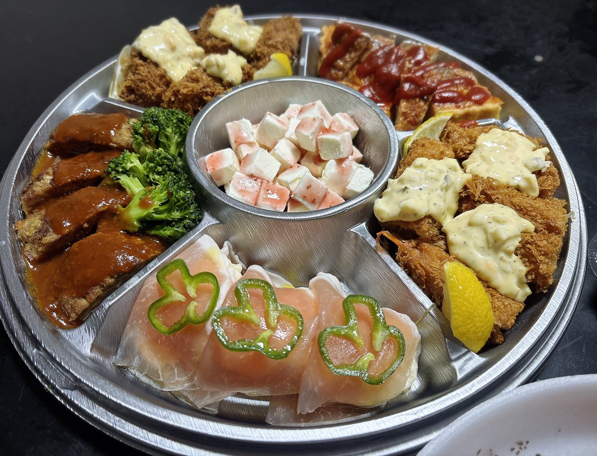 宅飲み💖女子二人でこれとピザ食べたけど全然足りんくてコンビニ行って食料調達した🤣