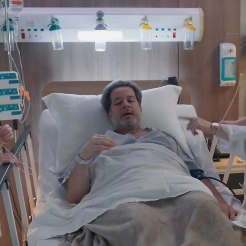 rodnei's tweet photo. ai imagina vc ter um infarto e acordar no hospital com o CRÔ olhando pra sua cara KKKKK #trêsgraças @tvglobo https://t.co/WhMxUmAzYh