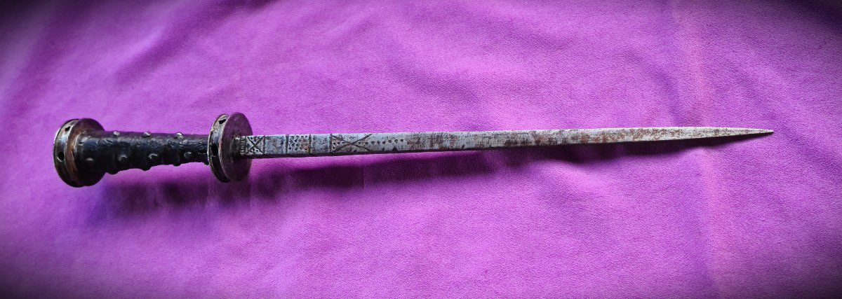 KatieArmours's tweet image. very thick rondel dagger with filed/punched/chiselled decoration down its big fat spine.