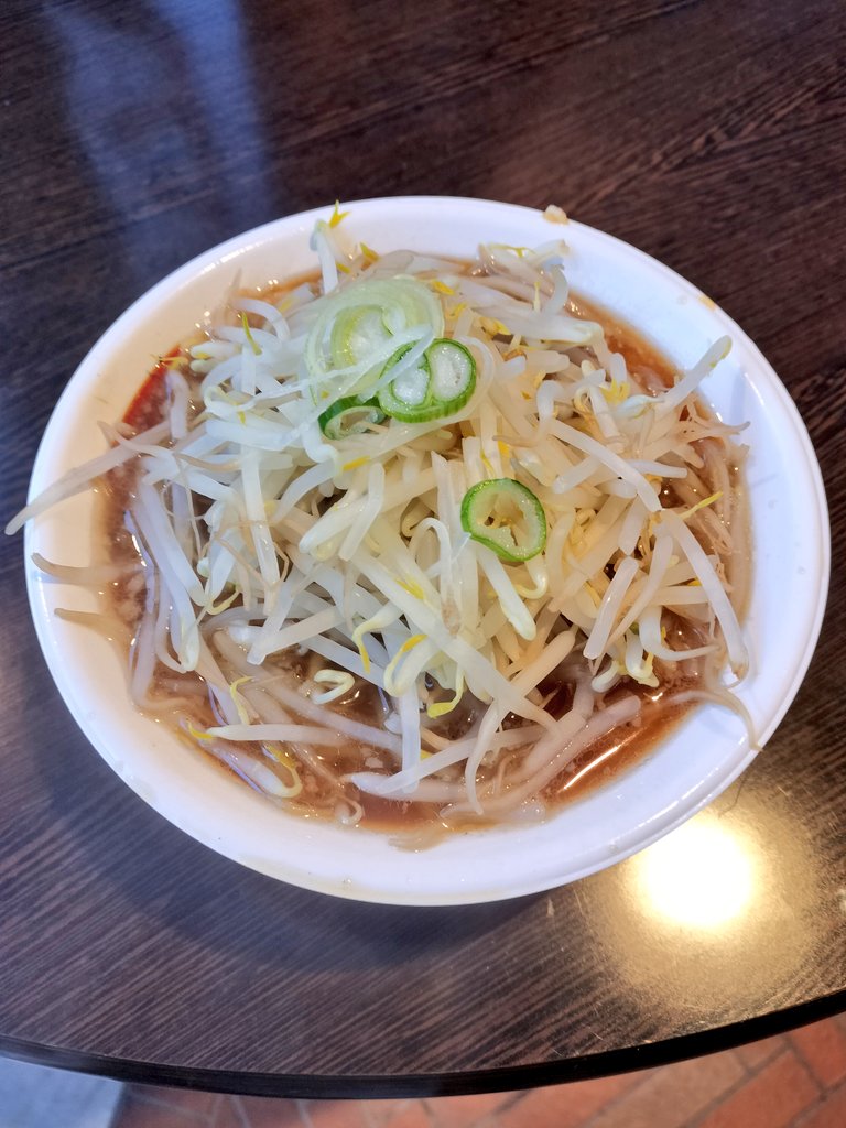 nobmoch's tweet photo. すするさん美味しいラーメンありがとうございます！（もやしトッピングが二郎系みたいになりましたが😅）
チーホーのためだけに東京競馬場来た甲斐がありました😊（すぐ帰らせていただきました笑）
営業頑張ってください💪 https://t.co/rTRiUrPXol