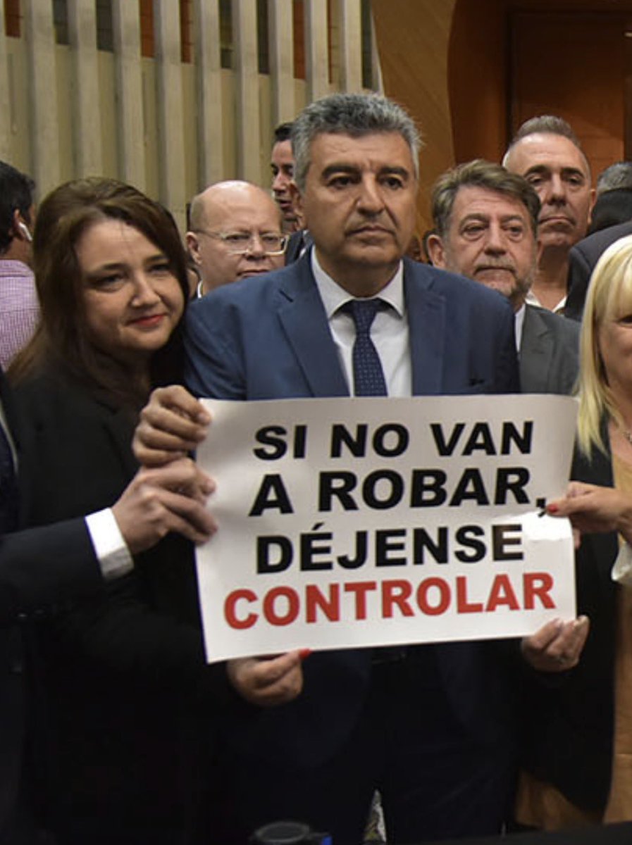 No será demasiado Ministro Quinteros? Ahora apretando y denunciando a los Tribunos de Cuenta que controlan y cuidan los fondos públicos. 
Triste, muy triste papel. 

SI NO VAN A ROBAR, DÉJENSE CONTROLAR.