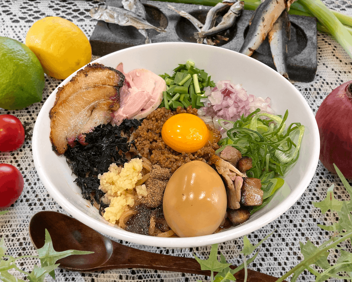 jinbeoumi's tweet photo. おはようございます！

当店の特製
【じんべえまぜそば】
ご賞味いただきましたか？
人気の各種トッピングを盛りに盛った満足度満点の一杯です。
お味は台湾まぜそば／にんにく油そばのからお選びいただけます。

【土日時間】
昼の部は11:00~15:00(LO 13:45)
夜の部は18:00~21:00(LO 20:45) https://t.co/HJ7ceyvH8v