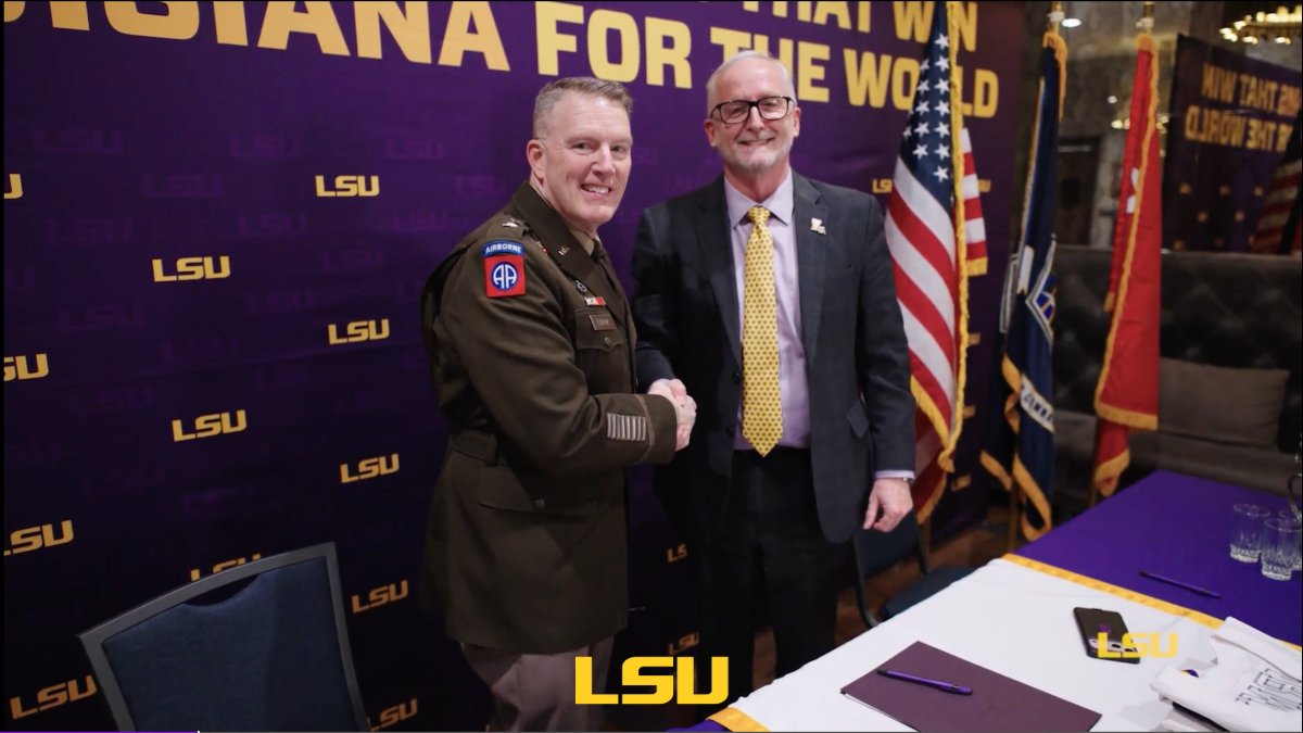 LSU's tweet photo. Another win in D.C.! 🇺🇸 
@LSUResearch and U.S. Army Cyber Command @ARCYBER have entered into an education partnership agreement to advance research, prototype development and technology transfer, strengthening cyber capabilities for the Army and U.S. Cyber Command.
FULL STORY: https://t.co/OqNXueBp2k