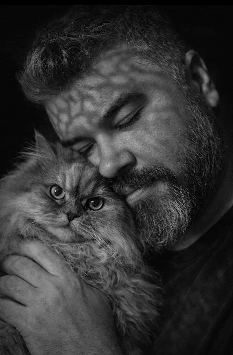 FuckedupRainMan's tweet image. جاویدنام #مهدی_بیاضی ۱۹ دی‌ماه در رشت به دست مزدوران خامنه‌ای به قتل رسید
نام این جاویدنام رو ندیده بودم جایی گذاشته باشن، لطفا نام او را فریاد بزنید تا این قهرمان میهن گمنام نمونه
فقط آرامشش کنار این گربه رو ببینین