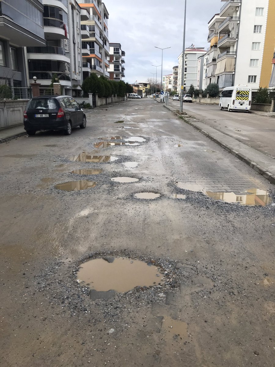alicelikkol's tweet photo. Yer Nazilli-Yeşil Mahalle. 
@AydinBuyuksehir  belediyesi işini tamamlayacak diye mi bekleyelim yoksa başka yerden belediye mi kiralayalım! Altyapı çalışması bitti güya,  bu şekilde yazdan beridir yolların yapılmasını bekliyoruz. @NazilliBel1881 @ErtugrulTetik @OZLEM_CERCIOGLU https://t.co/XoySv0WXRA