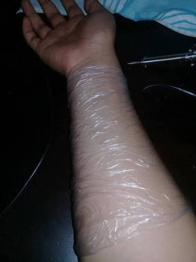 increíble a lo que llega el fanatismo un chavista se tatuó todos los logros de la administración de Chaves