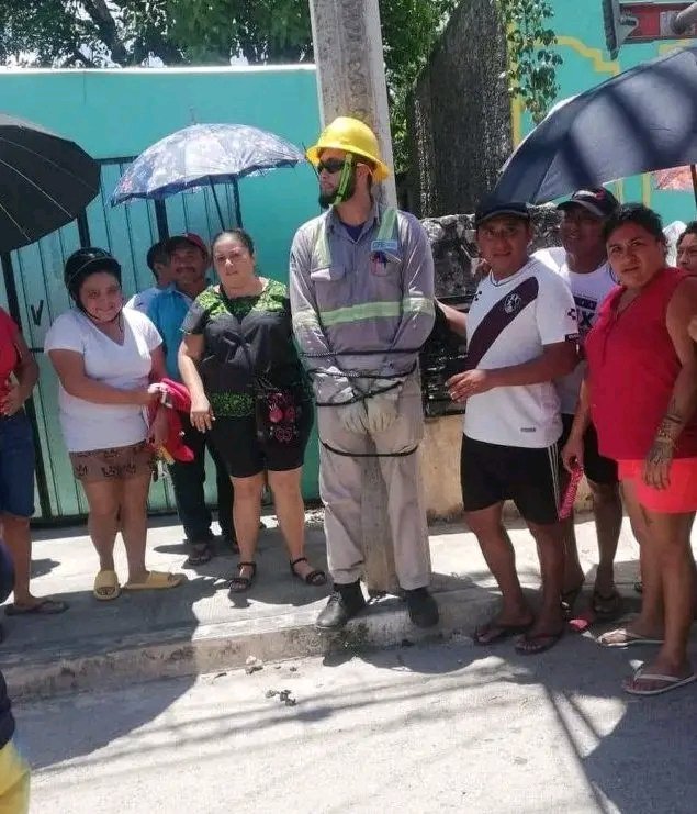 alearmybts02's tweet image. Propongo que amarremos a un poste a los revendedores y los llenemos con glitter por hambreados.