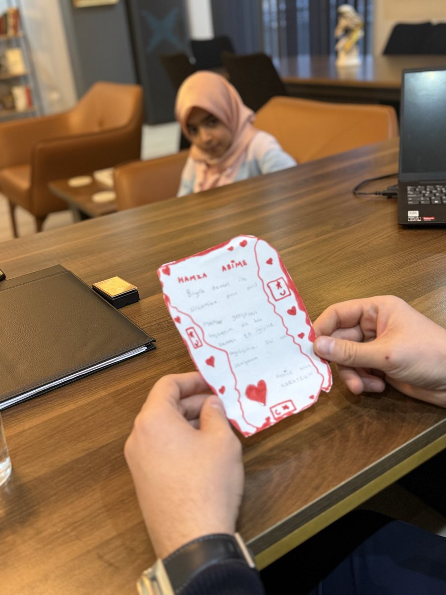 📍 TÜGVA VAN

Bugün vakfımızda Minik kardeşimiz Hatice Kübra Karatekin ve kıymetli babasını Ağırladık.
Hatice Kübra’nın kaleme aldığı mektup, bizler için kıymetli bir hatıra oldu.

İnancımız ve umudumuz, bu güzel nesillerle daha da güçleniyor.