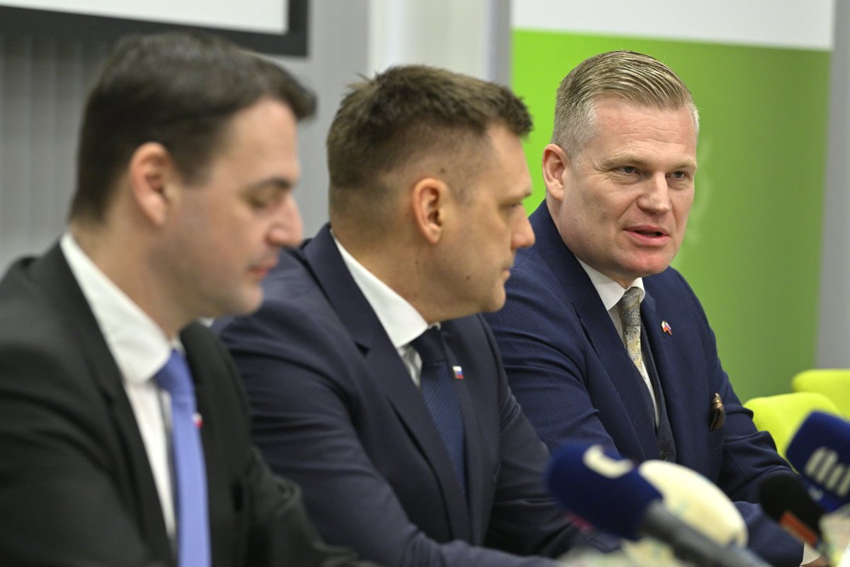 Posledniskaut's tweet photo. Filip Turek vyrazil do boje proti větrným elektrárnám. Po pátečním jednání s Tomášem Tarabou, slovenským ministrem životního prostředí, Turek řekl, že zamezení velké výstavbě větrných elektráren je společným zájmem Česka a Slovenska.
https://t.co/mvSntLSUjt https://t.co/KSY7HUxJuq