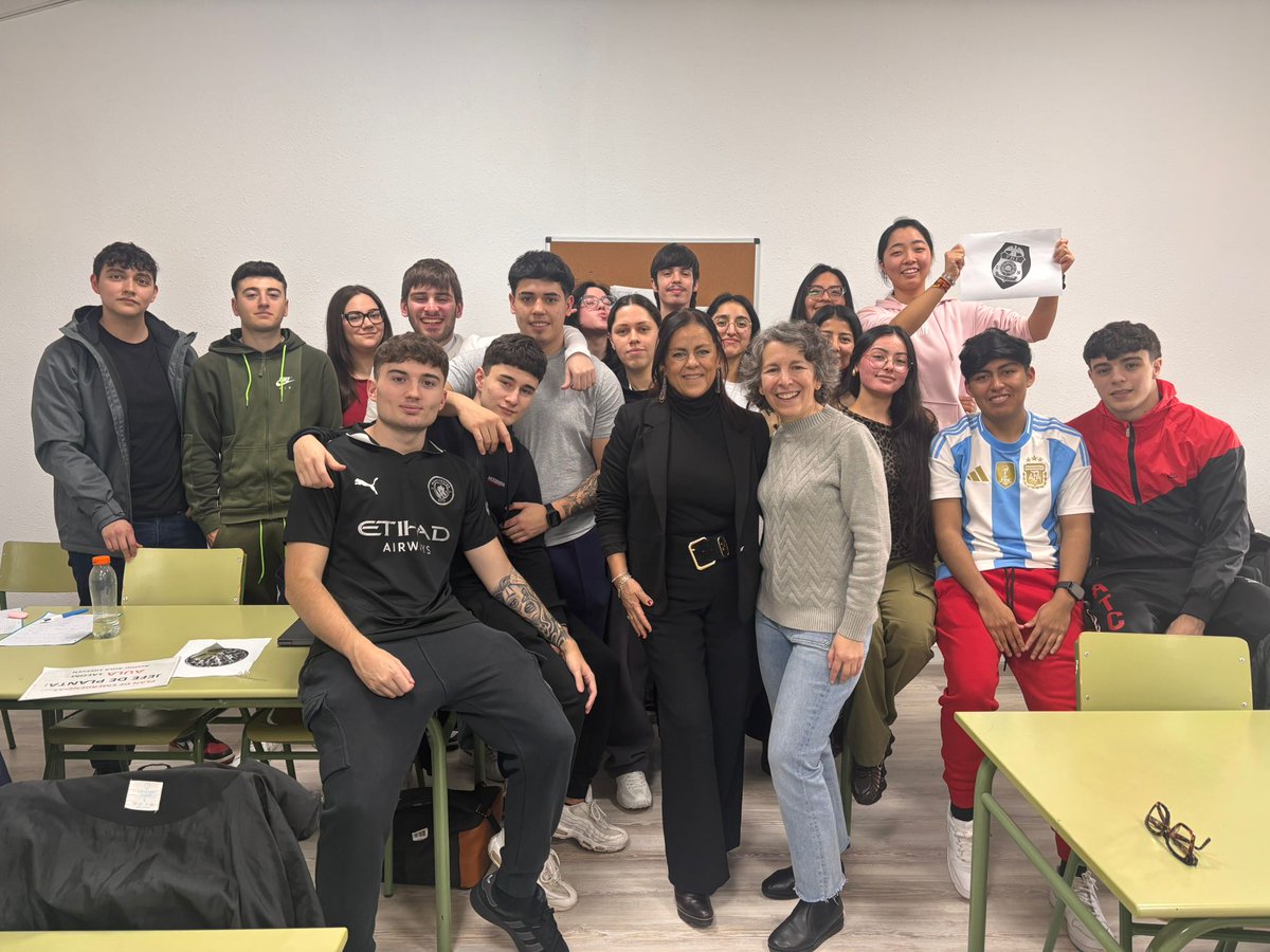 💥 Negociar como el FBI: “Rompe la barrera del no”
Hemos tenido el privilegio de contar con Elia Cortés  en el IES Fco de Quevedo. Ha impartido un taller a 2º de Marketing y Publicidad👏
#Negociación #Marketing #Educación #AprendizajeActivo #RompeLaBarreraDelNo #EPAS <a href="/iesquevedo/">iesquevedo</a>