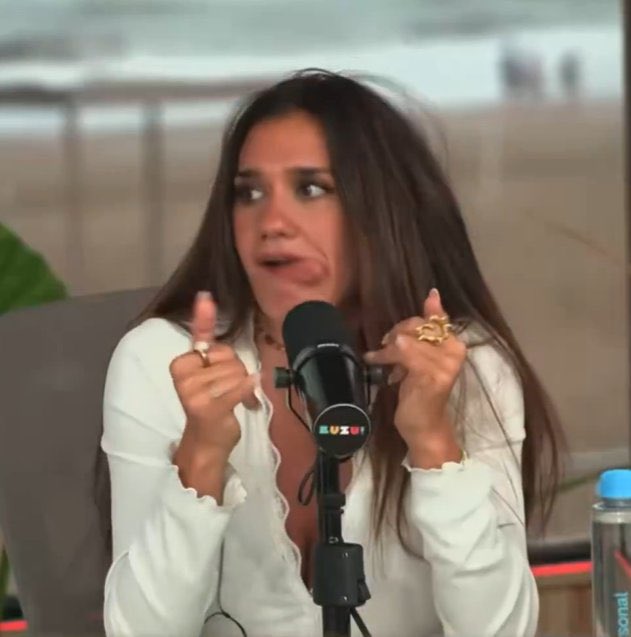 emi592011's tweet image. MARGELITA ESTAN DE NOVIOS!!!!!!😛🤙🏼😛🤙🏼😛🤙🏼 #momi🤙🏼 #margelita si seguirian haciendo el programa en febrero me re imagino a angelita el lunes diciendo "que pasa, que pasa gente eh, estoy de novia!" la adoro❤️