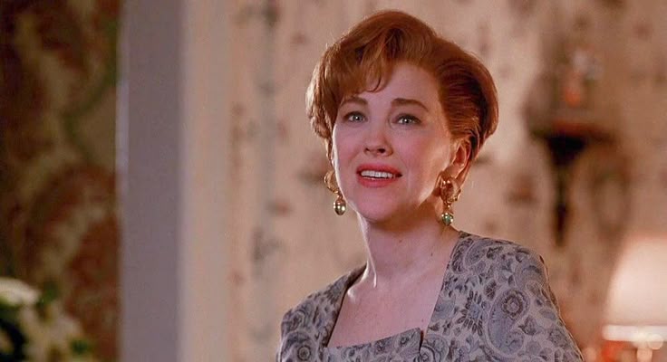 Nuestra Delia Deetz de "Beetlejuice" nuestra Kate McCallister de "Solo en Casa" 
La mujer de los ojos brillosos y la sonrisa perfecta se nos ha marchado.
Descanse en Paz Catherine O'Hara 🖤
